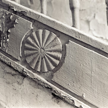 ul. Brzeska – motyw na drewnianych schodach