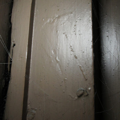 Ślad po mezuzie na drzwiach wejściowych do mieszkania w bocznej klatce schodowej - Jagiellońska 22
