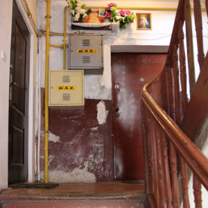 Brzeska 19 - kapliczka na klatce schodowej